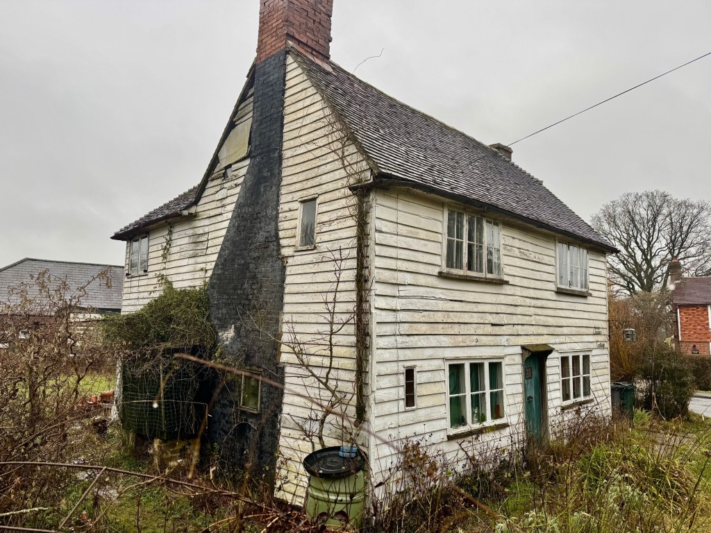 Lot: 31 - DETACHED PERIOD COTTAGE AND ORCHARD LAND - Alternative side view of Quince Cottage
